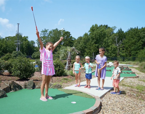 kids playing putt putt2